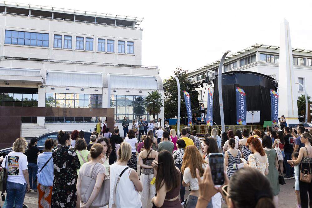 <p>NVO "Sistem" i udruženje Psihoaktiv organizovali protest na Trgu nezavisnosti</p>