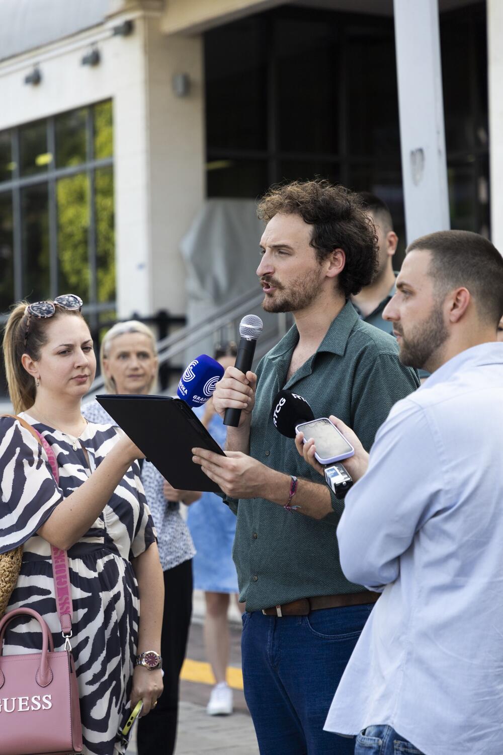 <p>NVO "Sistem" i udruženje Psihoaktiv organizovali protest na Trgu nezavisnosti</p>