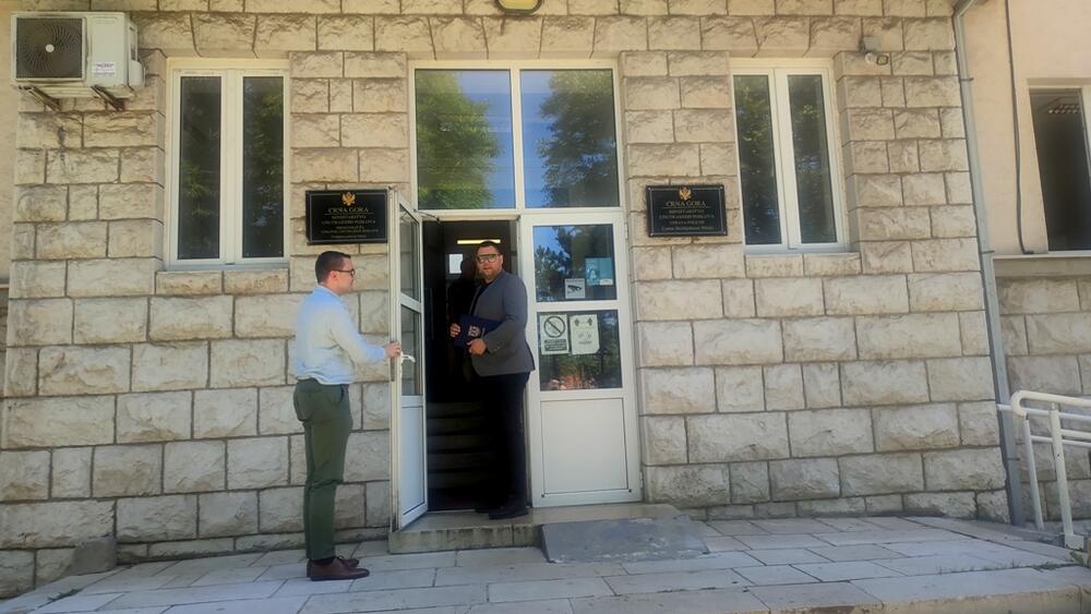 <p>"Nadam se da će državni organi postupiti kako treba i kako je pravedno i da će se ovo vrlo brzo razriješiti i da će fokus javnosti biti na onim stvarima na kojima treba da bude", rekao je on</p>