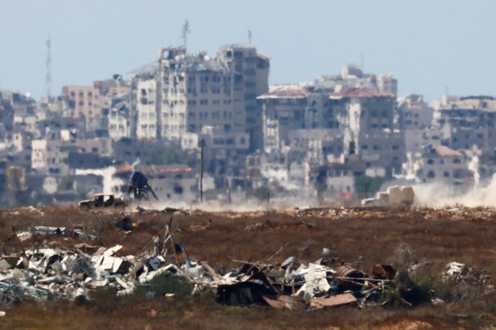 Izraelska vojna vozila u razrušenoj Gazi, Foto: Reuters