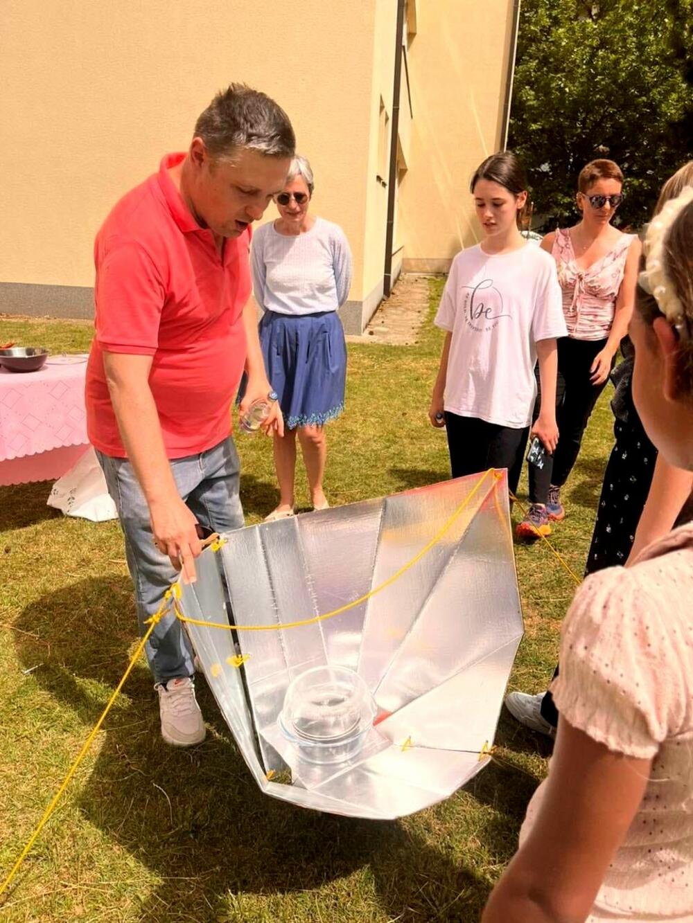 <p>Komatina pokazao kako se na jednostavan način može pripremati hrana</p>