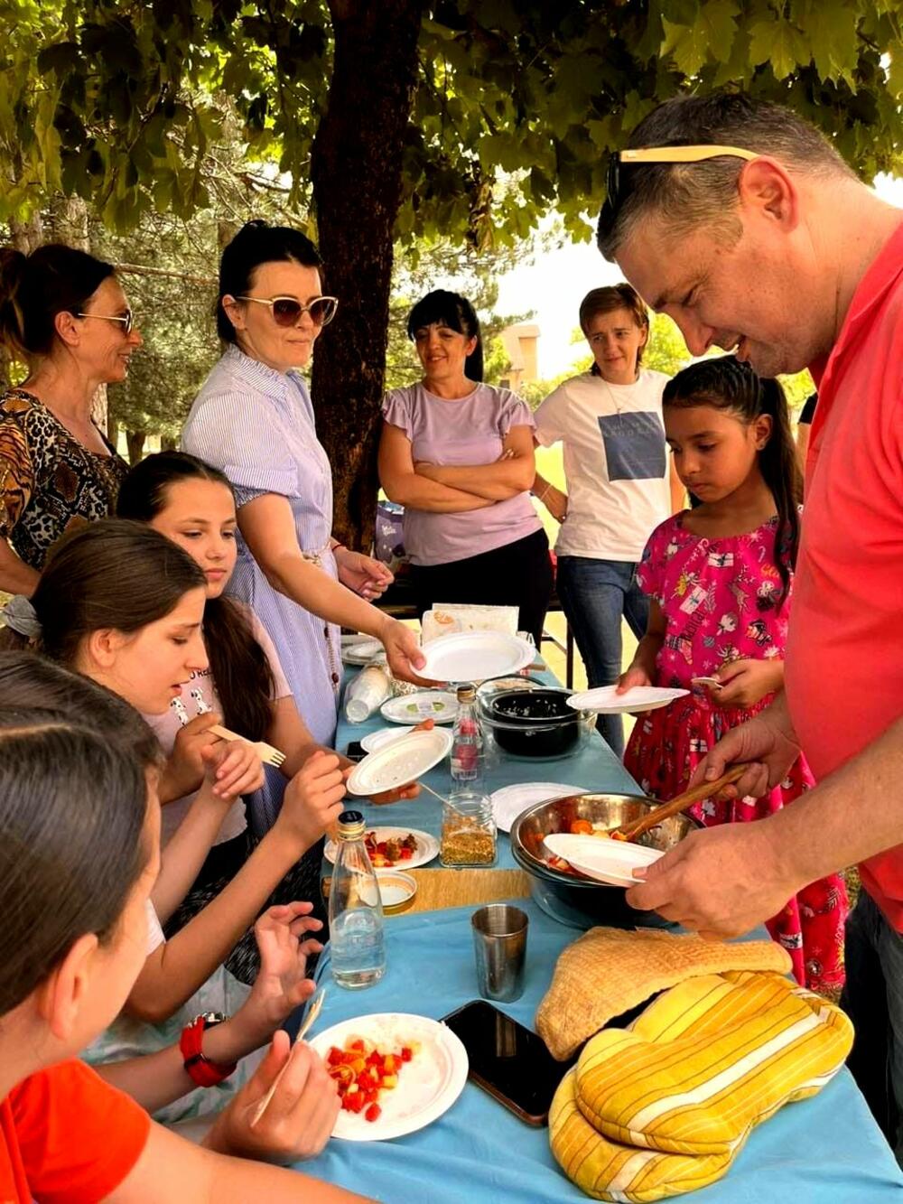 <p>Komatina pokazao kako se na jednostavan način može pripremati hrana</p>