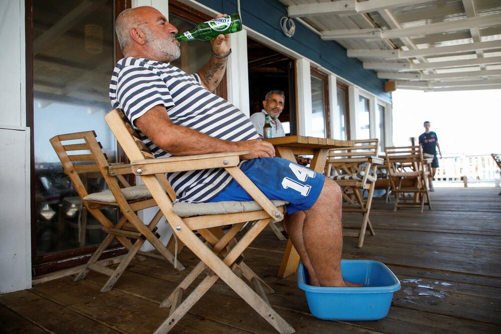 Osvježenje u restoranu na ulcinjskoj Velikoj plaži, Foto: Rojters