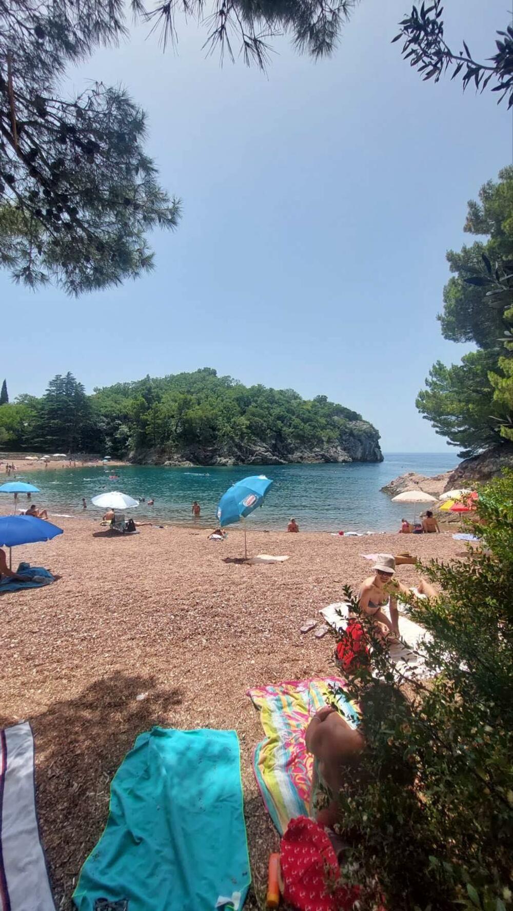 <p>Na naljepšoj crnogorskoj plaži možete se kupati, postaviti peškir gdje vam odgovara, donijeti svoj suncobran, a neizostavni su prodavci krofni i kukuruza</p>