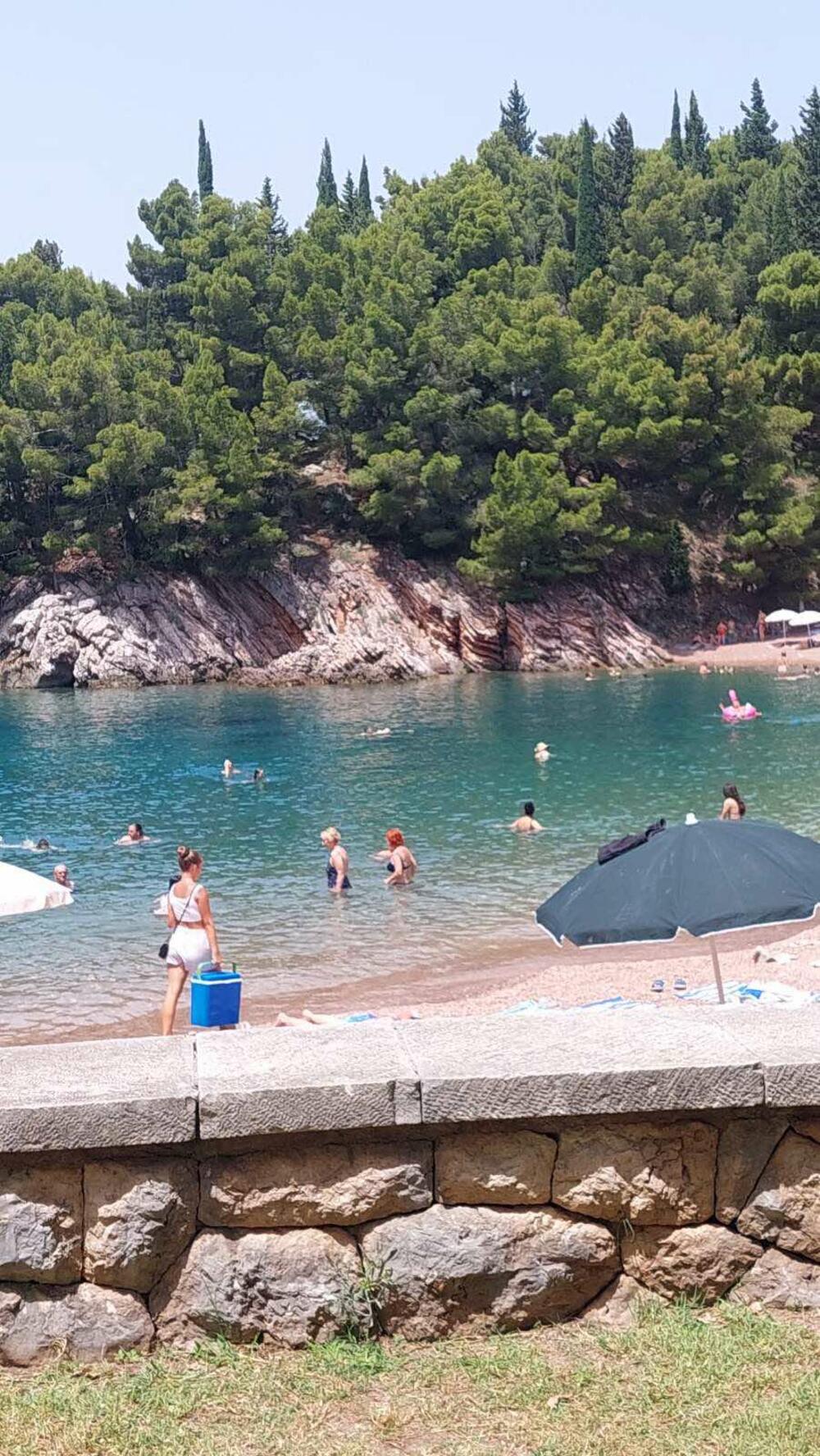 <p>Na naljepšoj crnogorskoj plaži možete se kupati, postaviti peškir gdje vam odgovara, donijeti svoj suncobran, a neizostavni su prodavci krofni i kukuruza</p>