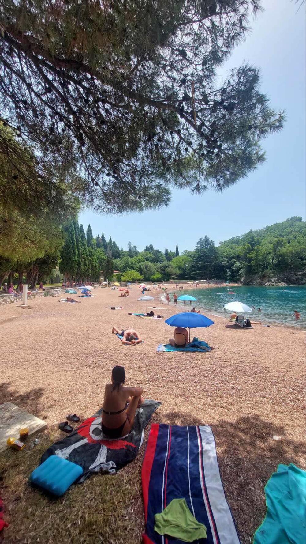 <p>Na naljepšoj crnogorskoj plaži možete se kupati, postaviti peškir gdje vam odgovara, donijeti svoj suncobran, a neizostavni su prodavci krofni i kukuruza</p>