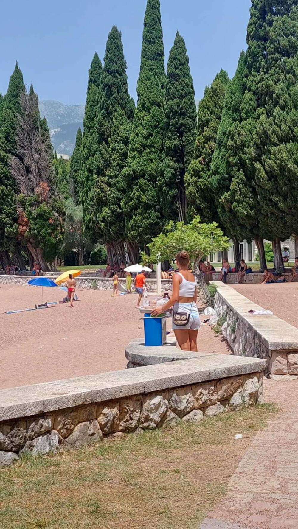 <p>Na naljepšoj crnogorskoj plaži možete se kupati, postaviti peškir gdje vam odgovara, donijeti svoj suncobran, a neizostavni su prodavci krofni i kukuruza</p>