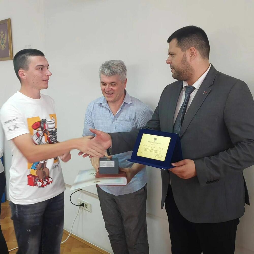 <p>Stefan Gvozdenović, koji je dobitnik diplome „Luča I“, zahvalio se u ime nagrađenih učenika. „Luču II“ dobili su Maksim Pavićević, Sofija Aleksić, Dragan Čurović, Nađa Đilas, Aleksandra Prodanović, Anastasija Bojić, Milica Kovačević, Biljana Todorović, Mara Tomašević i Obrad Džoganović</p>