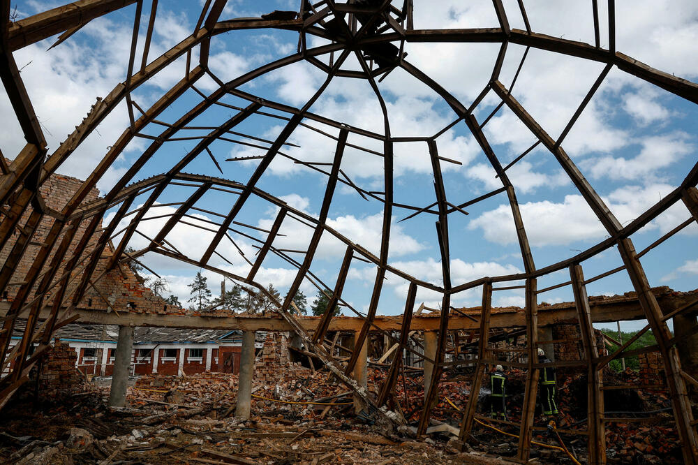 Posljedice ruskog raketnog udara na selo u blizini Harkova, Foto: Reuters