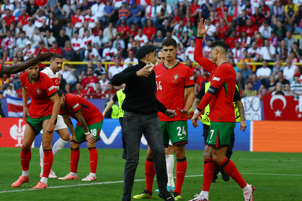 Navijači su četiri puta prekidali meč kako bi se slikali sa Ronaldom, Foto: Reuters