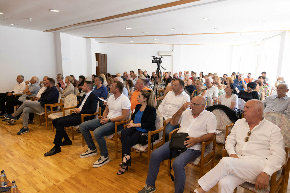 <p>"Mandić i Knežević ucjenjuju Spajića – cijena zadržavanja na vlasti je pomjena Ustava, državnih simbola, uvođenje dvojnog državljanstva. Da bi ostao u vlasti naš premijer pristaje da se razračunava sa nacionalnim interesima Crne Gore", poručio je predsjednik DPS</p>