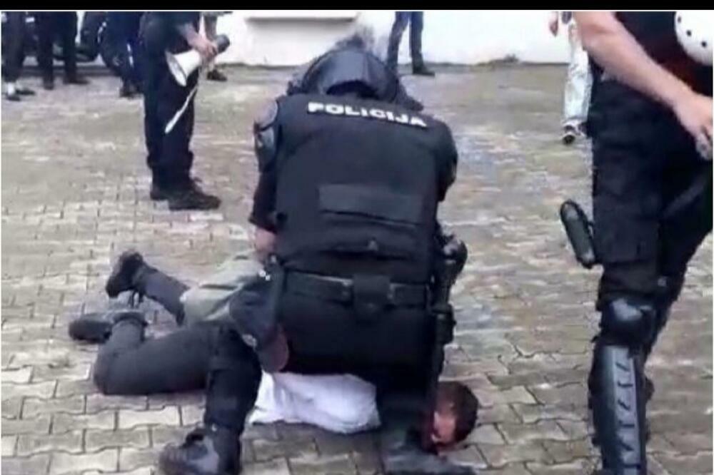 Policajac drži nogu na vrat Mikijelja, Foto: Screenshot