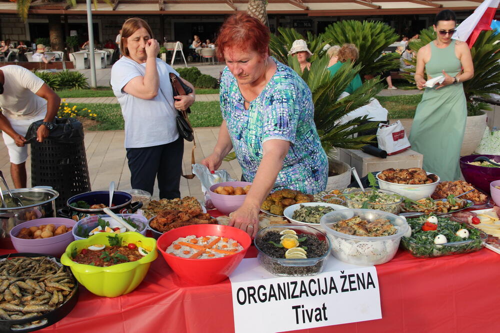 <p>Brojni turisti i Tivćani imali su priliku da degustiraju više desetina raznovrsnih slanih i slatkih jela napravljenih na bazi ili sa primjesom autohtone divlje primorske jestive trave – žućenice, koja je nekada u davnim vremenima, bila jedan od oslonaca u prehrani lokalnog stanovništva</p>