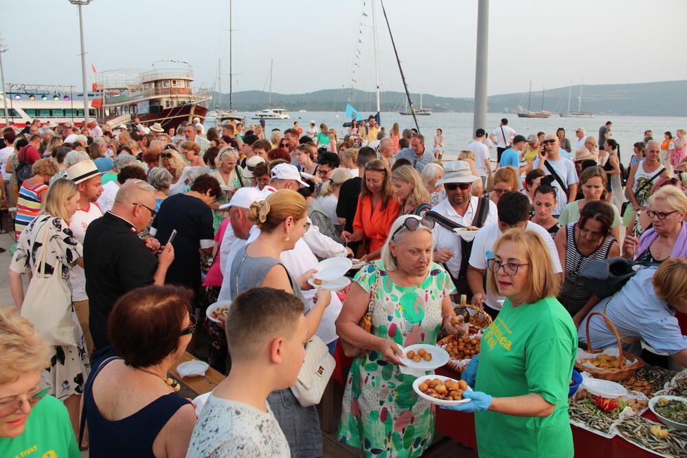 <p>Brojni turisti i Tivćani imali su priliku da degustiraju više desetina raznovrsnih slanih i slatkih jela napravljenih na bazi ili sa primjesom autohtone divlje primorske jestive trave – žućenice, koja je nekada u davnim vremenima, bila jedan od oslonaca u prehrani lokalnog stanovništva</p>