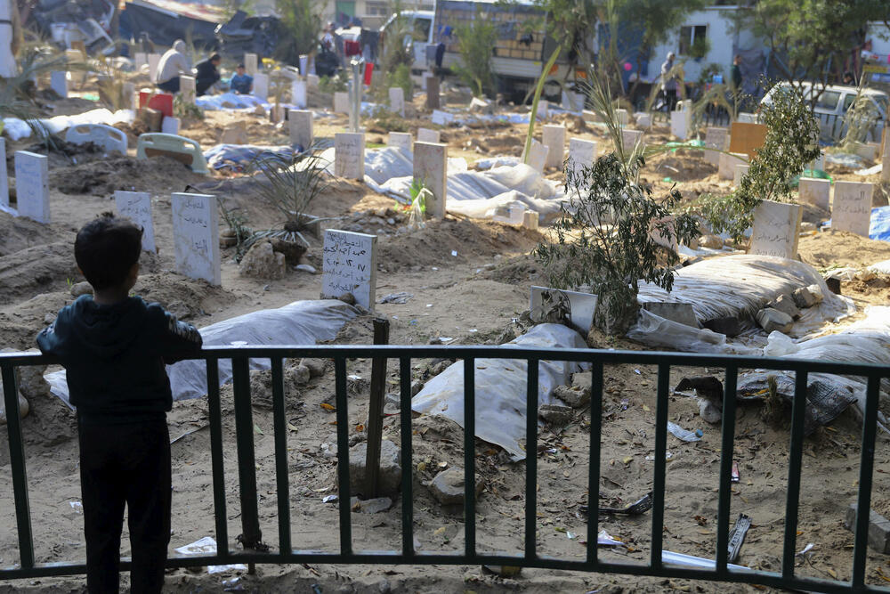 Grobnice Palestinaca ubijenih u izraelskom bombardovanju Gaze i sahranjenih u kompleksu bolnice Šifa