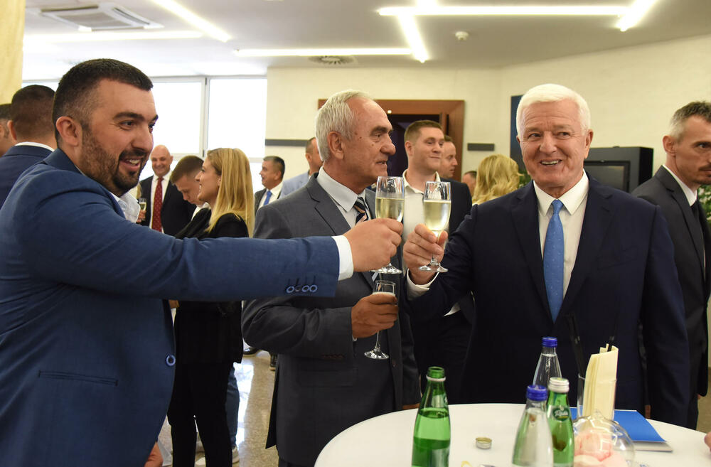 <p>Marković je novinarima rekao i da se sa bivšim liderom DPS-a Milom Đukanovićem nije vidio neko vrijeme, te da njih dvojica drugačije gledaju na ono što je potrebno Crnoj Gori</p>