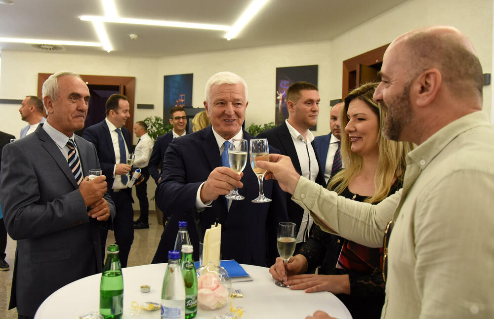 <p>Marković je novinarima rekao i da se sa bivšim liderom DPS-a Milom Đukanovićem nije vidio neko vrijeme, te da njih dvojica drugačije gledaju na ono što je potrebno Crnoj Gori</p>