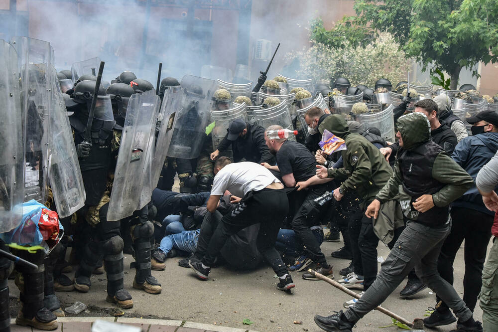 Neredi u Zvečanu 29. maja 2023., Foto: REUTERS