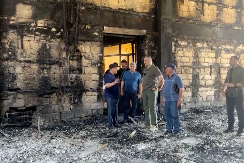 Sergej Melikov, čelnik regiona Dagestan, ispred sinagoge u Derbentu, Foto: Rojters