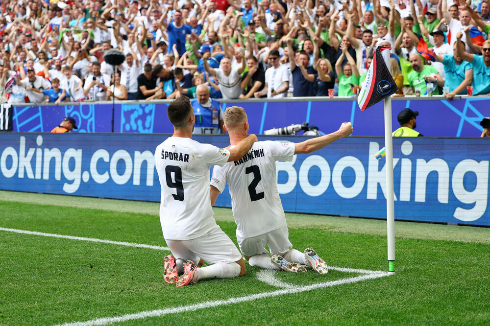 Može li Slovenija do osmine finala: Žan Karničnik i Andraž Šporar, Foto: Reuters