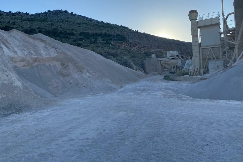 Jedini put do kuće vodi kroz kamenolom, Foto: Marija Pešić