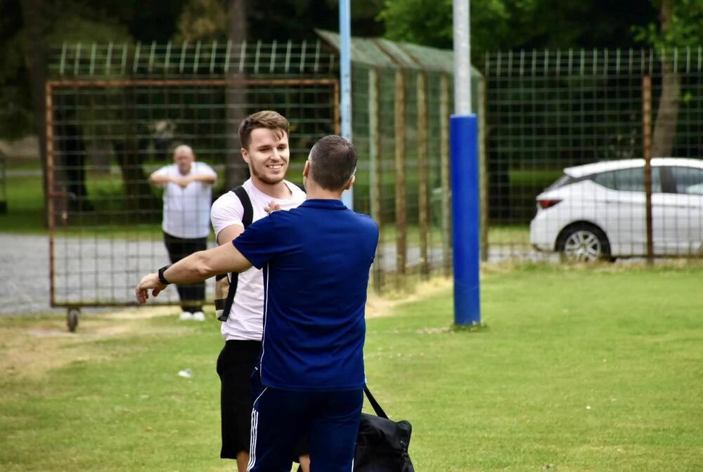 Oliver Šarkić se pozdravlja sa Ivanom Brnovićem po dolasku u Sloveniju