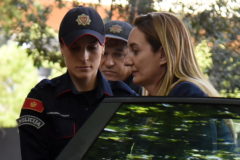 Jelena Perović u aprilu ispred Višeg suda, Foto: Luka Zekovic