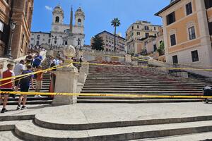 Aktivisti prosuli farbu po Španskim stepenicama u Rimu