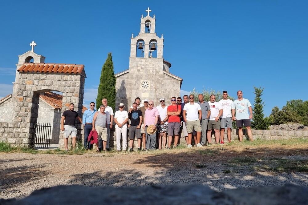 Protest mještana ispred lokalne crkve, Foto: Privatna arhiva