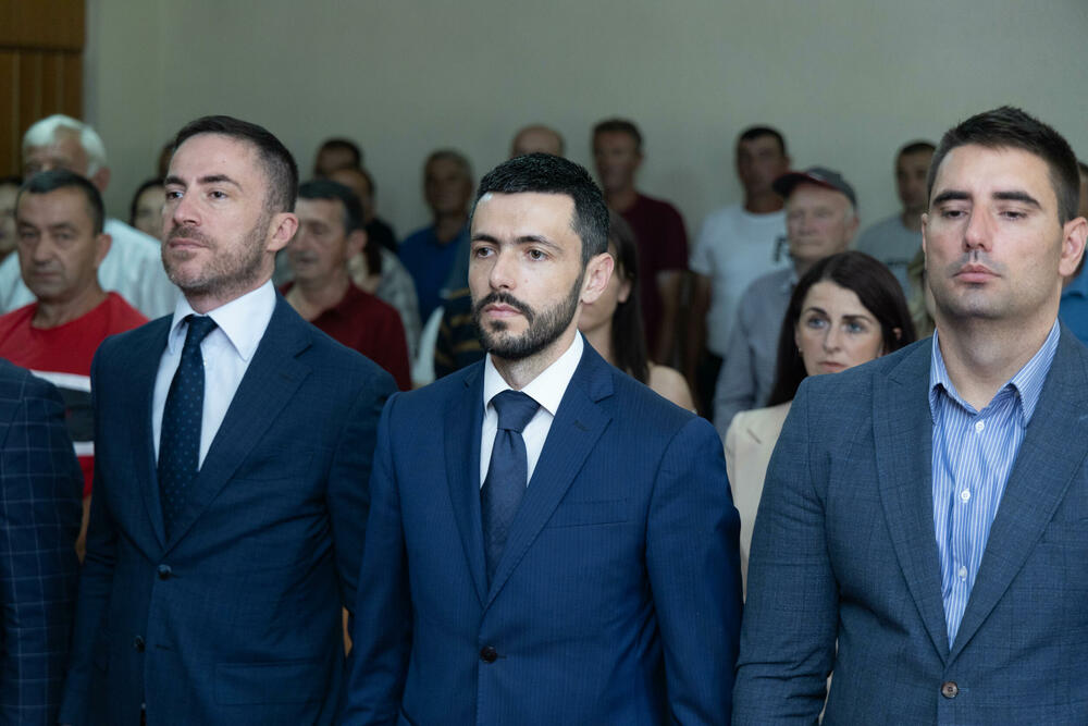 <p>"Nije jednostavno da jedna politika traje 33 godine, a još je teže da je ta politika na današnji dan, nakon promjena na državnom nivou, i dalje najjači politički subjekt u Crnoj Gori", kazao je Živković</p>