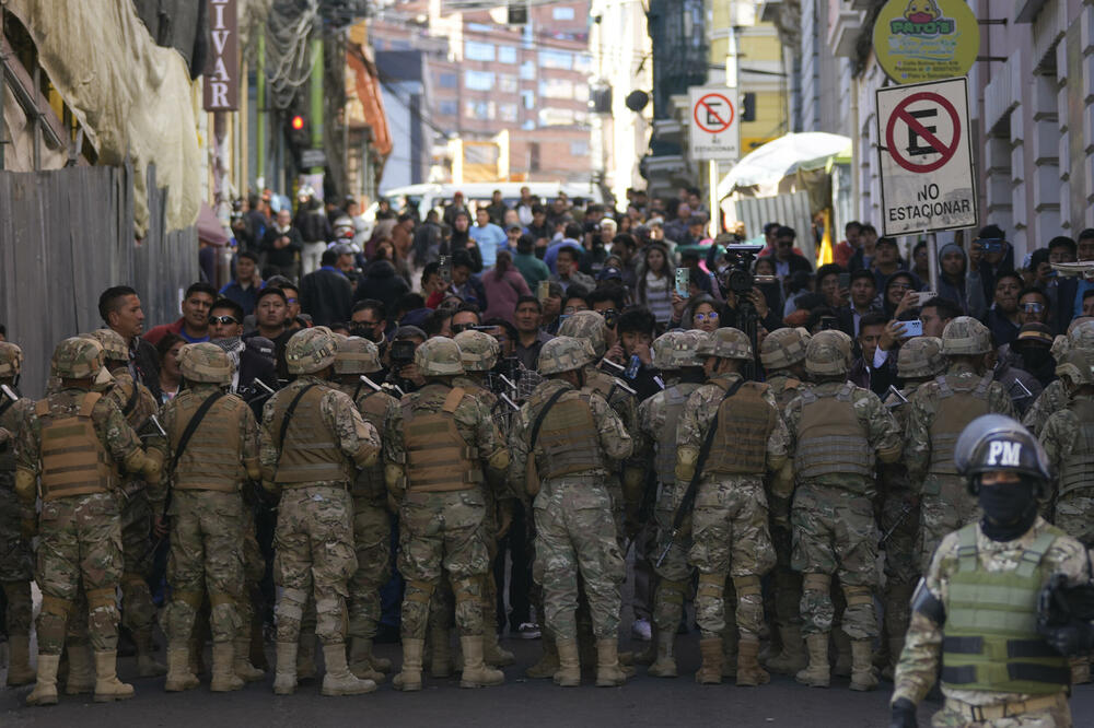 Vojska prošle nedjelje krenula ka predsjedničkoj palati, Foto: Beta/AP