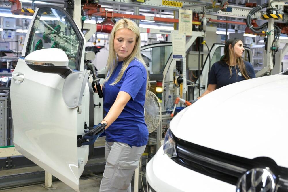 Radnica u fabrici automobila u njemačkom Volfsburgu gdje se sklapaju golfovi, Foto: REUTERS/Fabian Bimmer