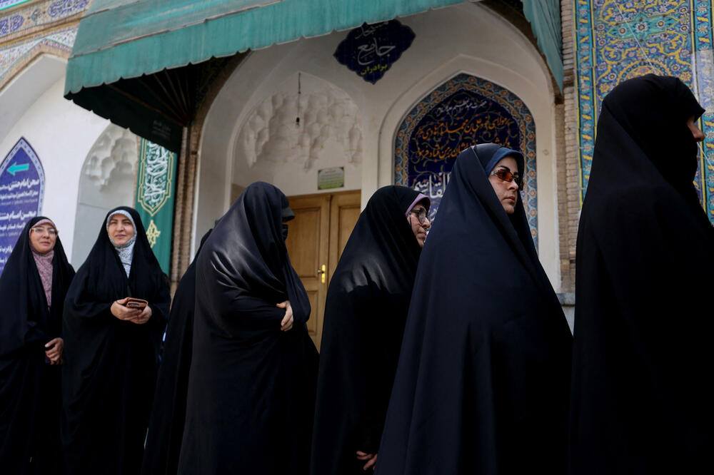 Iranke čekaju ispred jednog biračkog mjesta, Foto: Reuters