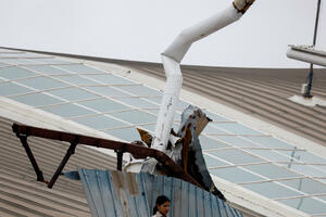 Modi otvrio terminal uoči izbora: Djelimično se srušio krov na...