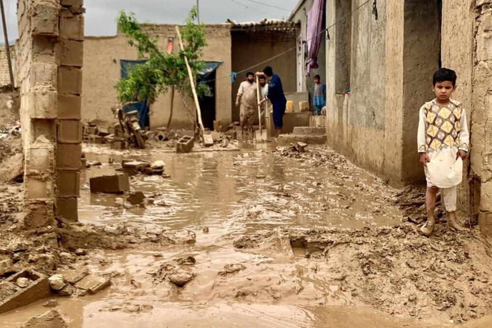 Čišćenje nakon poplava može potrajati mnogo nedelja, a kuće i imanja su uništeni vodom i blatom - scena posle poplava u Avganistanu, Foto: Reuters