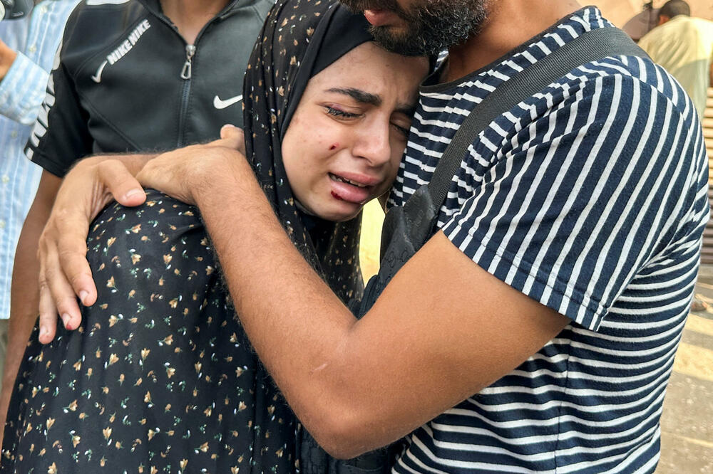 Tokom sahrane Palestinaca ubijenih u izraelskim napadima u Dejr al Balahu, u centralnom pojasu Gaze, Foto: Reuters