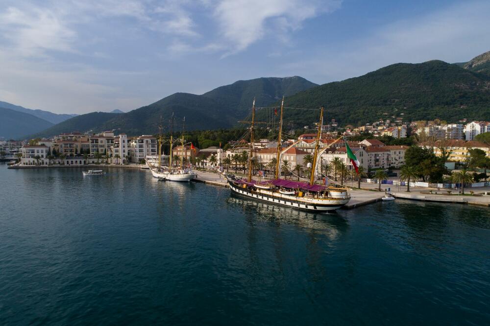 "Palinuro" i školski brod "Jadran" prilikom ranijeg boravka italijanskog jedrenjaka u Tivtu, Foto: Opština Tivat