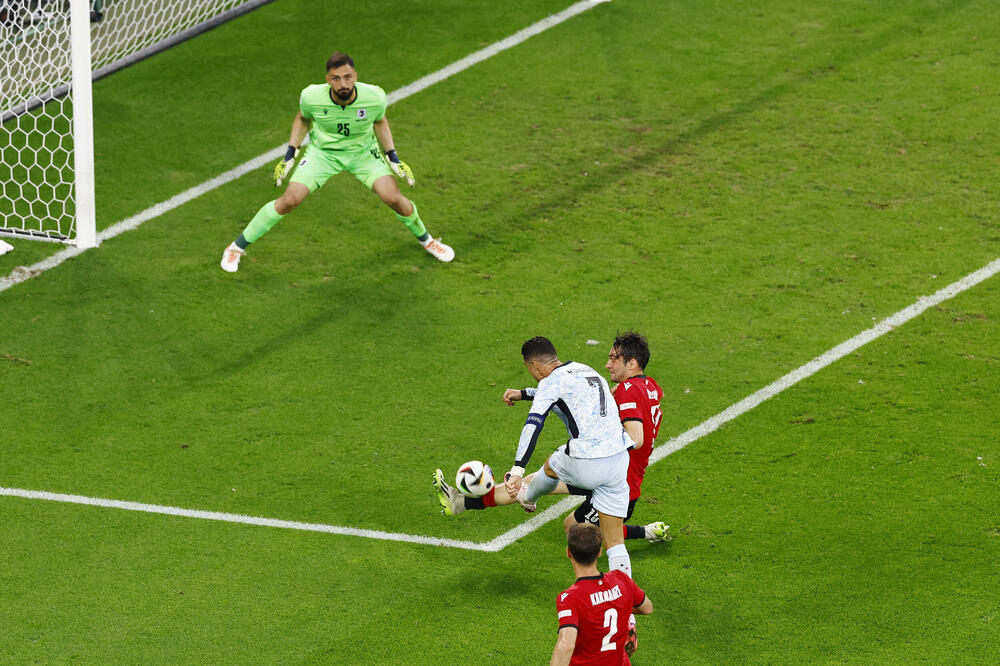 Čak ni strijelac Ronaldovog kalibra nije uspio iz tri šanse da matira mladog golmana, Foto: REUTERS