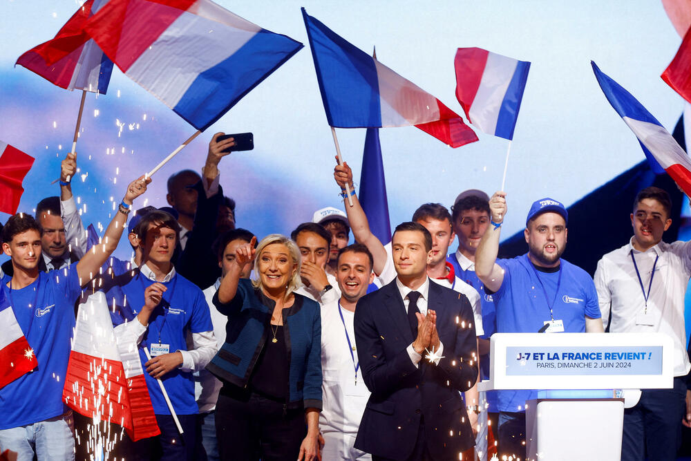 Marin le Pen i Žordan Bardela na mitingu u Parizu