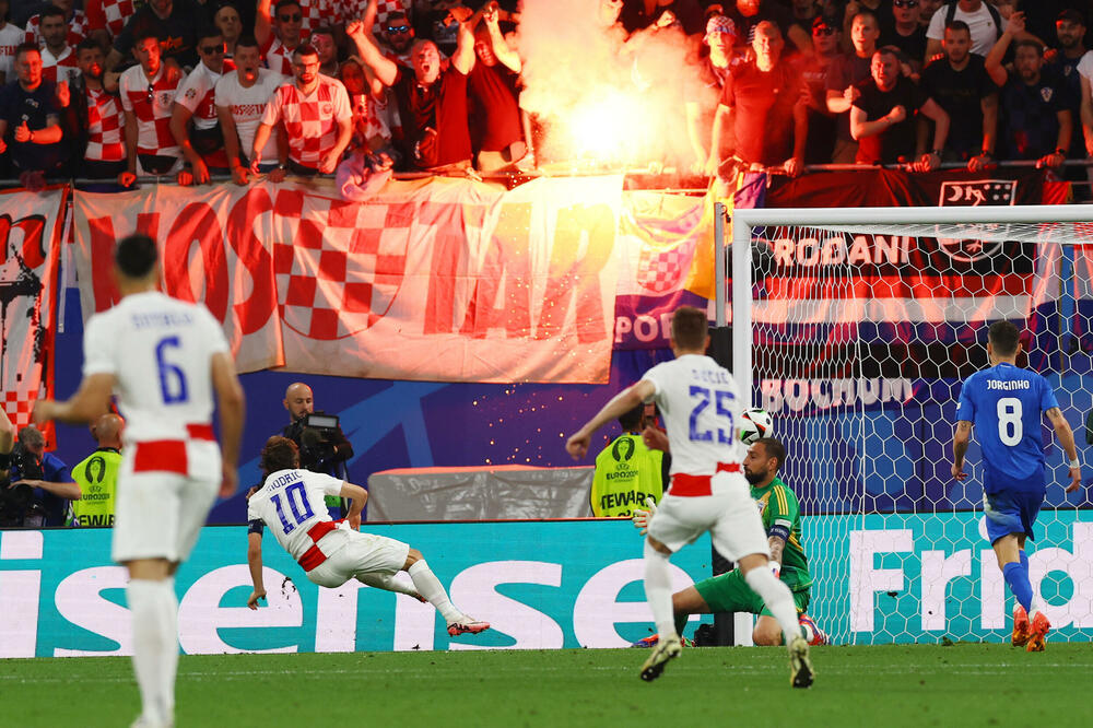Navijalči Hrvatske uspjeli su da unesu i pirotehniku na Red Bul arenu, Foto: REUTERS