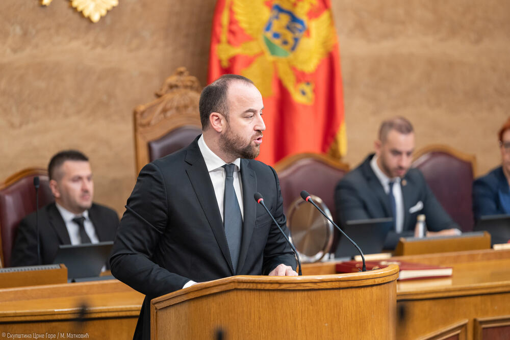 <p>U zakonodavnom domu danas je održana komemorativna sjednica povodom smrti nekadašnjeg poslanika Dragana Đurovića</p>