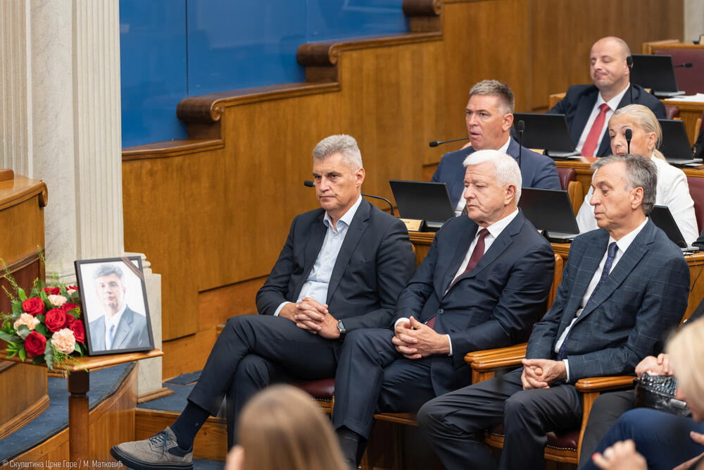 <p>U zakonodavnom domu danas je održana komemorativna sjednica povodom smrti nekadašnjeg poslanika Dragana Đurovića</p>