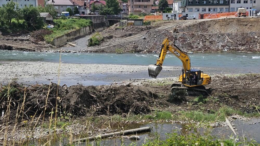 <p>"Takođe smo pozvali i Svjetsku banku, koja je donator uređenja druge obale Lima, da ispuni ono što je obećala na posljednjem sastanku da će izvođač radova i Opština morati da ispoštuju sve norme zaštite životne sredine i rijeke Lim"</p>