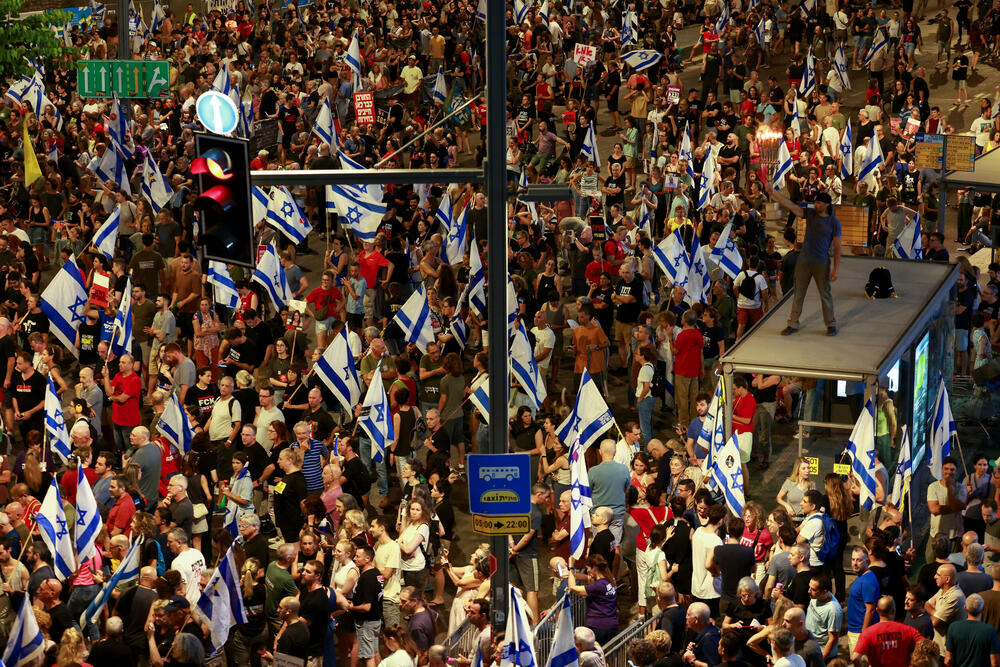 <p>Sukobi su izbili i u Tel Avivu gdje su se demonstracije usredsredile na patnje talaca i praćene protestom koje su predvodile njihove porodice ispred sjedišta udruženja radničkih sindikata<br /> </p>