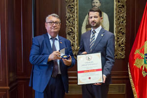 Rumunska delegacija odlikovala Milatovića medaljom "Mihai Eminescu"