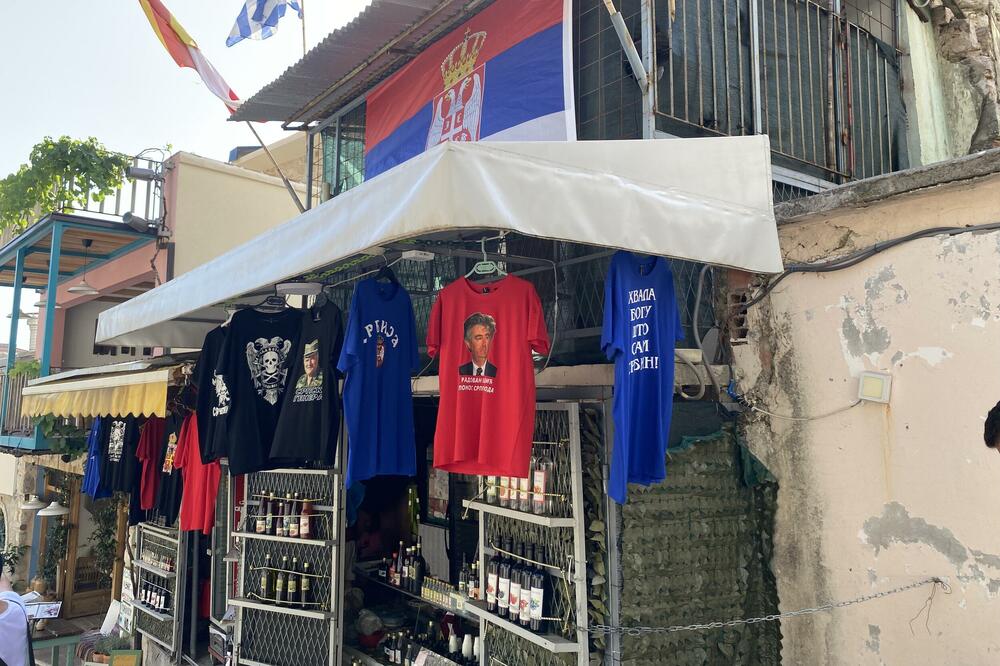 Majice sa likovima ratnih zločinaca i dalje česta pojava na štandovima u Crnoj Gori, Foto: Marija Pešić