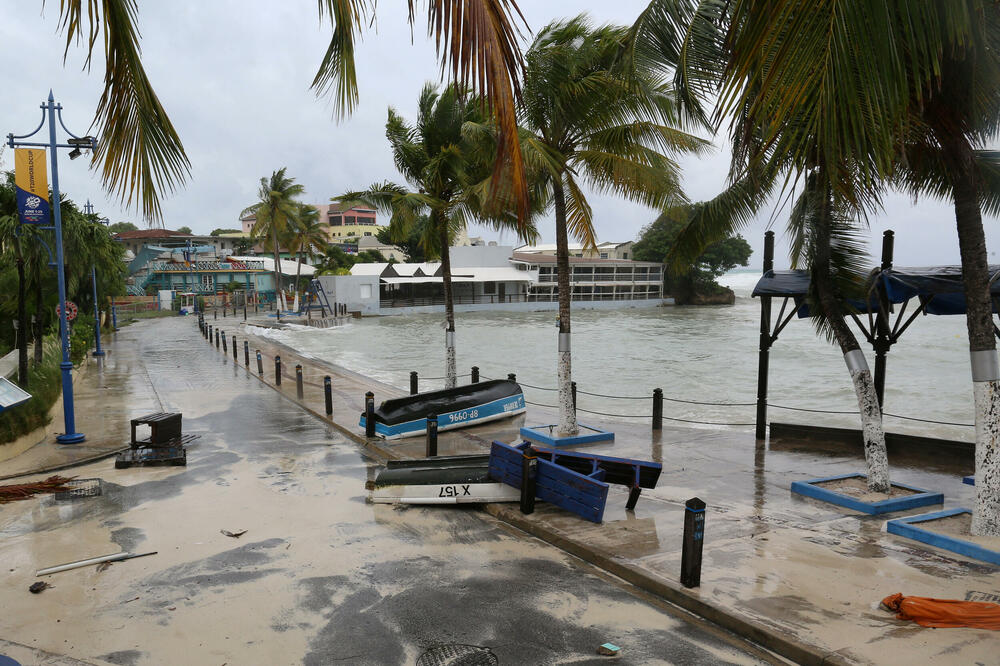 <p>Meteorolozi očekuju da uragan u srijedu udari Jamajku sa vjetrovima opasnim po život. Očekuju se i jake kiše i bujične poplave</p>