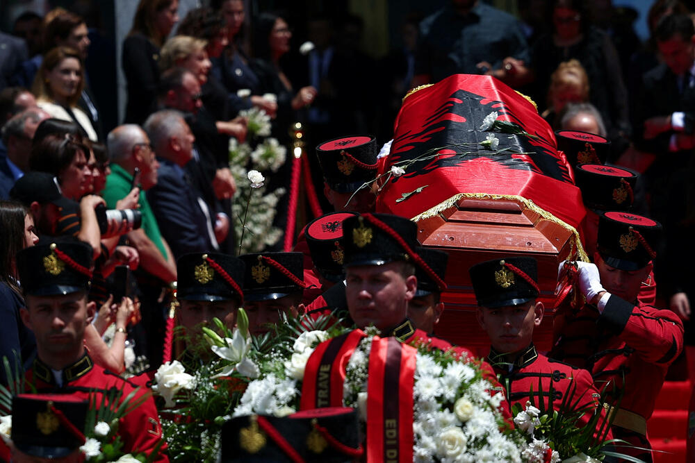 <p>Kadareovi posmrtni ostaci bili su izloženi na ulazu u Operu na Skenderbegovom trgu u Tirani, a u pozadini su recitovane neke od njegovih pjesama</p>