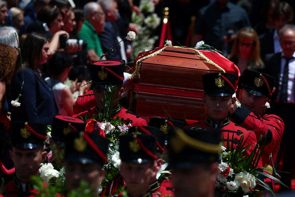 <p>Kadareovi posmrtni ostaci bili su izloženi na ulazu u Operu na Skenderbegovom trgu u Tirani, a u pozadini su recitovane neke od njegovih pjesama</p>