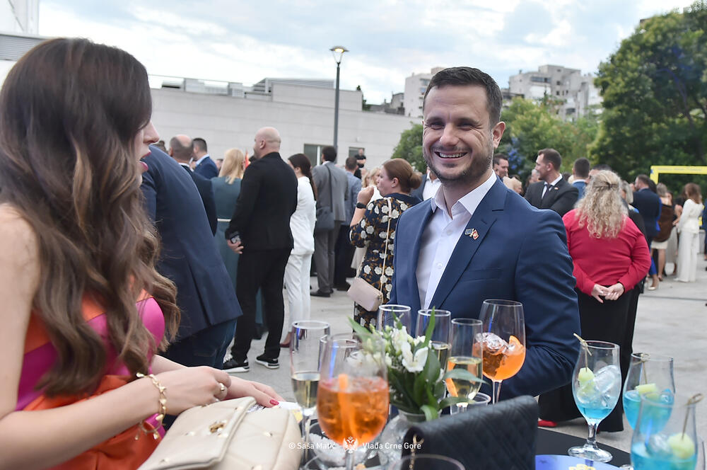 <p>Premijer je istakao da dobijanje IBAR-a nije zasluga samo visokih funkcionera i medijski izloženih političkih ličnosti, već posljedica zalaganja svih onih koji su marljivim radom, posvećeni državnom interesu doprinjeli da se najsitniji detalji u privremenim mjerilima identifikuju i materijalizuju kroz preduzete aktivnosti</p>